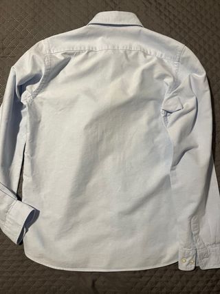 Camisa azul y blanca de Scalpers