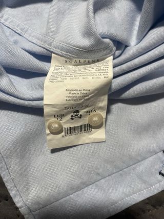 Camisa azul y blanca de Scalpers