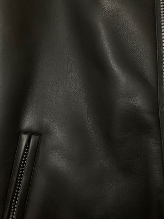 Chaqueta polipiel negra con pelo