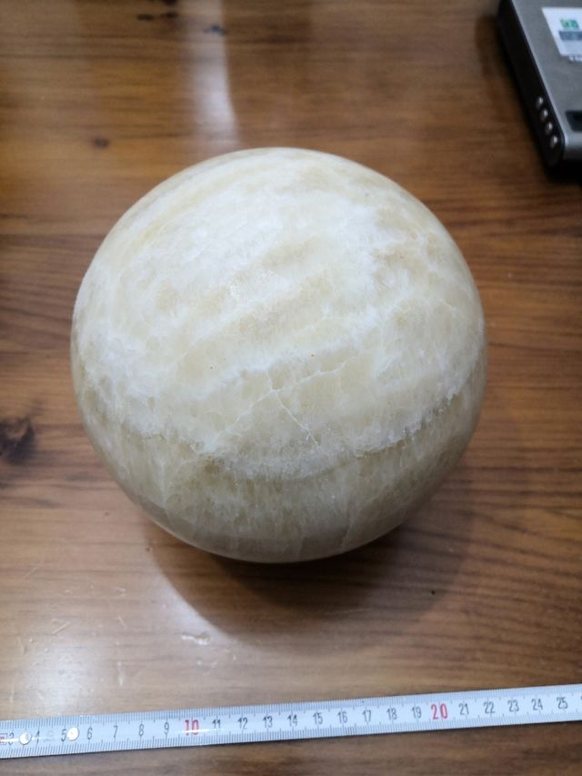 Enorme Sfera di pietra minerale