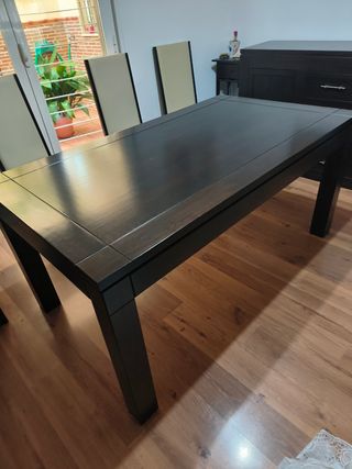 Mesa comedor vengué y seis sillas poli piel beige