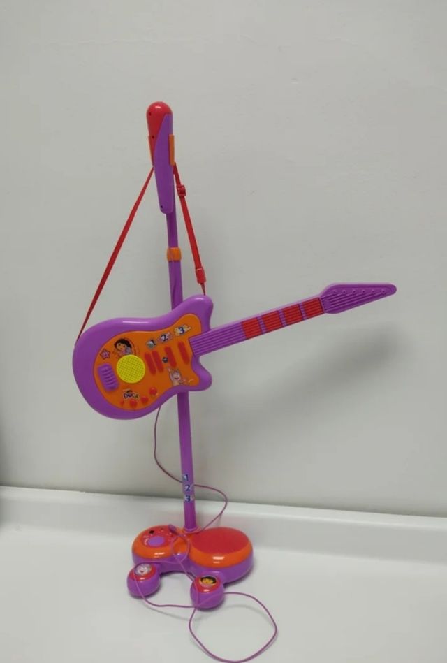 Juguete guitarra y micrófono eléctricos