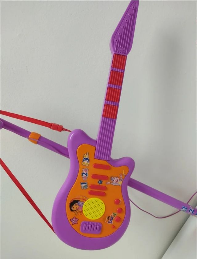 Juguete guitarra y micrófono eléctricos