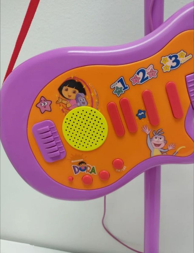 Juguete guitarra y micrófono eléctricos