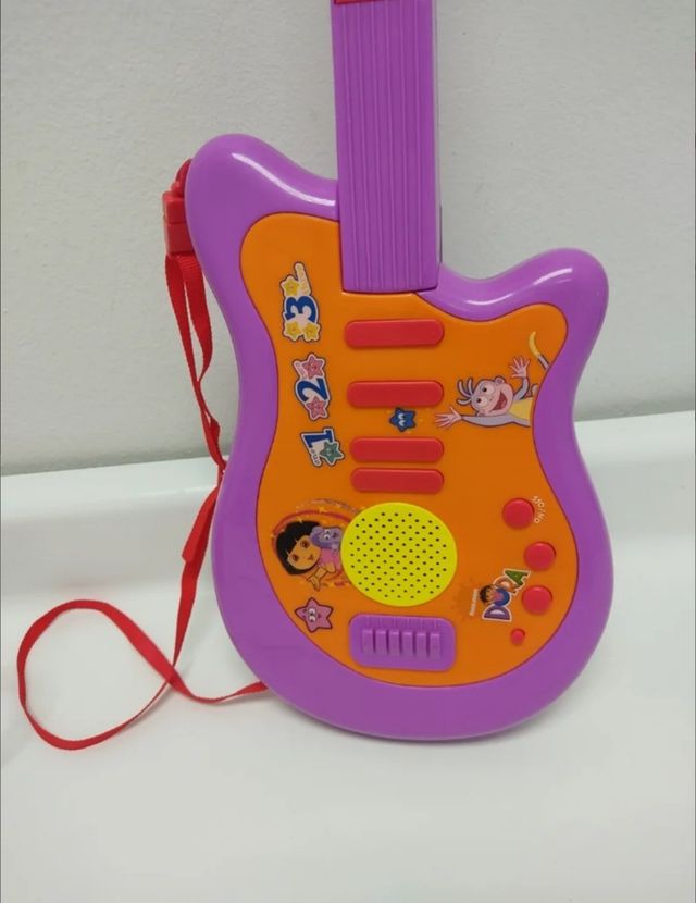 Juguete guitarra y micrófono eléctricos
