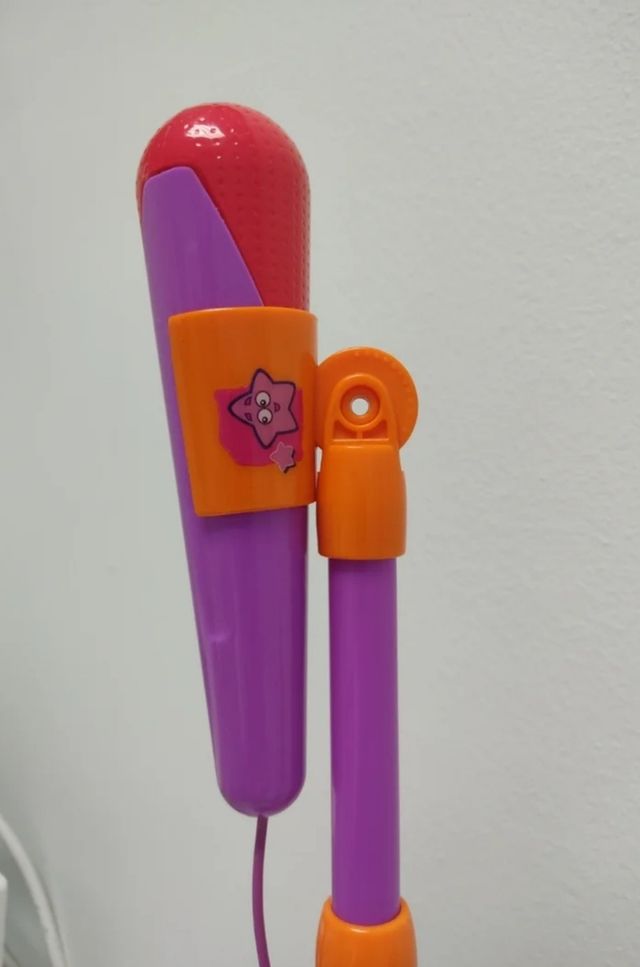 Juguete guitarra y micrófono eléctricos