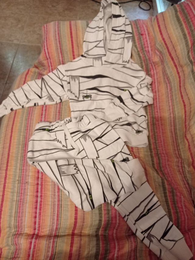 Chándal de Halloween con capucha.