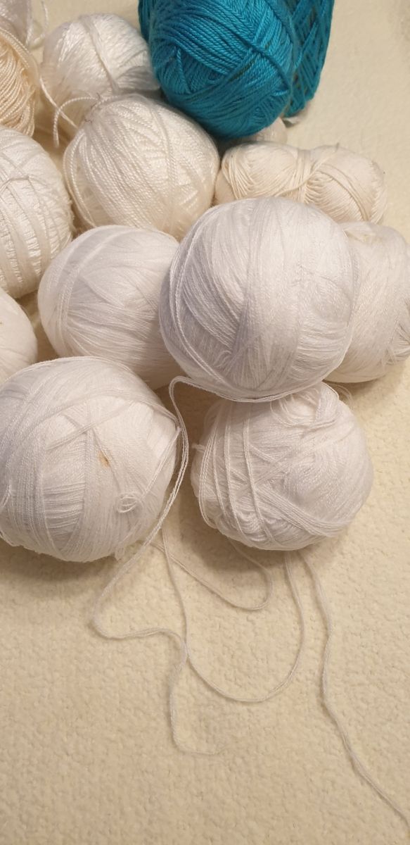 Restos de ovillos, de perle y lana