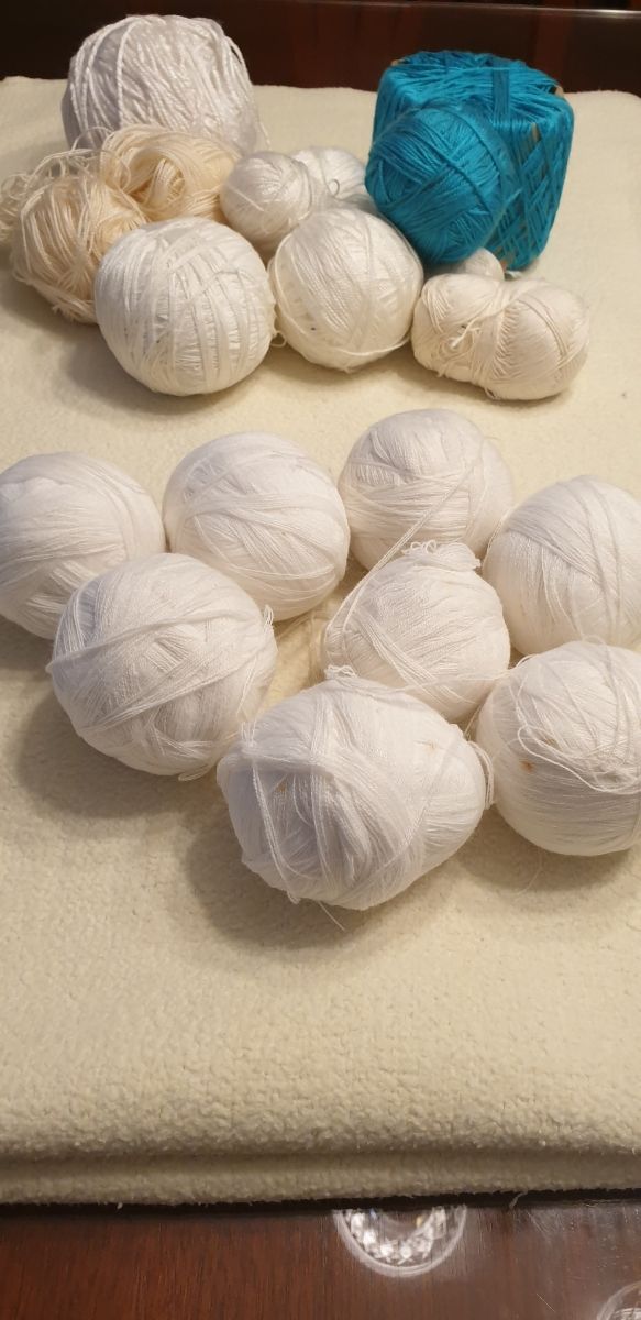 Restos de ovillos, de perle y lana