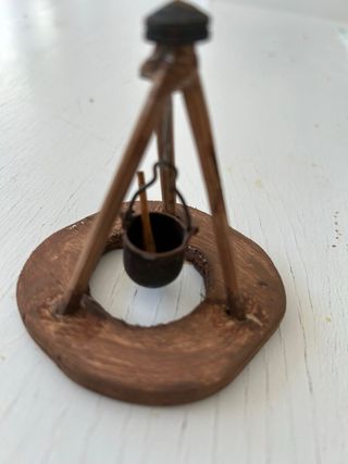 Tre piedi legno con paiuolo 