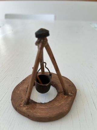 Tre piedi legno con paiuolo 