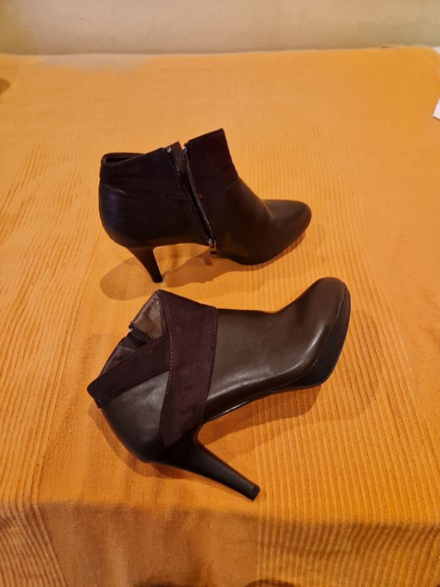 Botines nuevos de tacón color marrón. Talla 40 