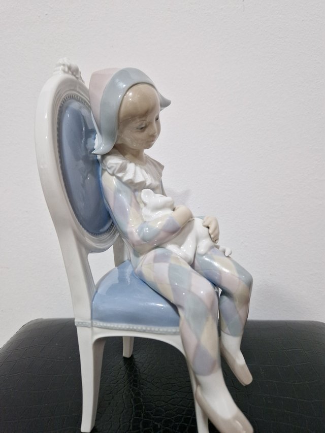 LLADRÓ, NIÑO ARLEKIN SENTADO