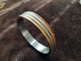 Pulsera de acero rígida