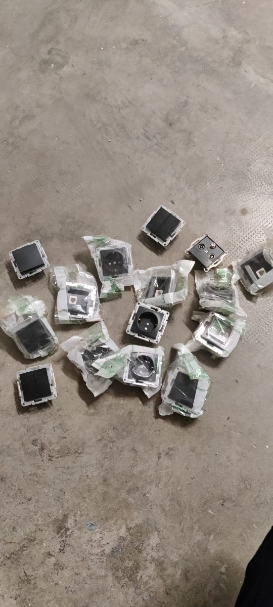 Lote de enchufes interruptores