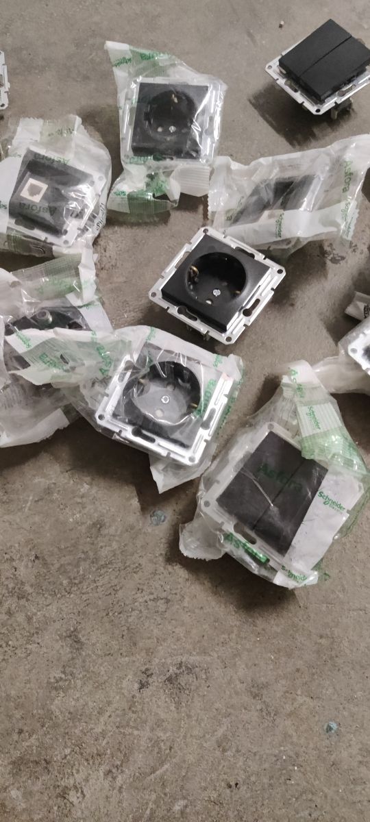 Lote de enchufes interruptores