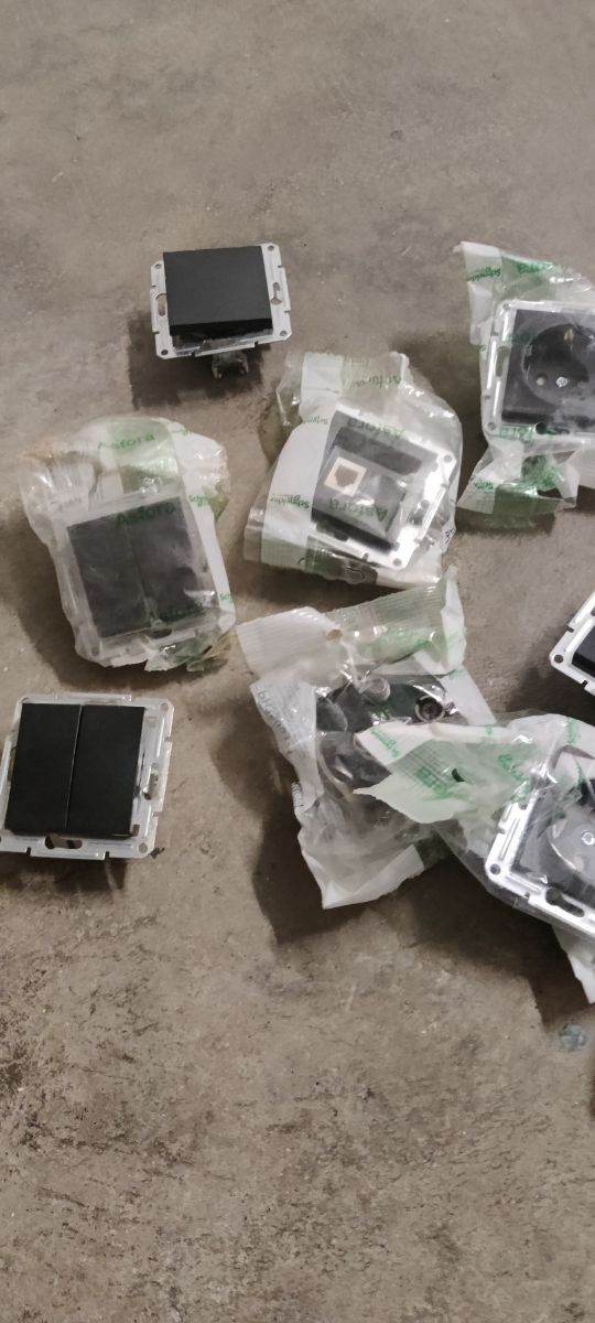 Lote de enchufes interruptores