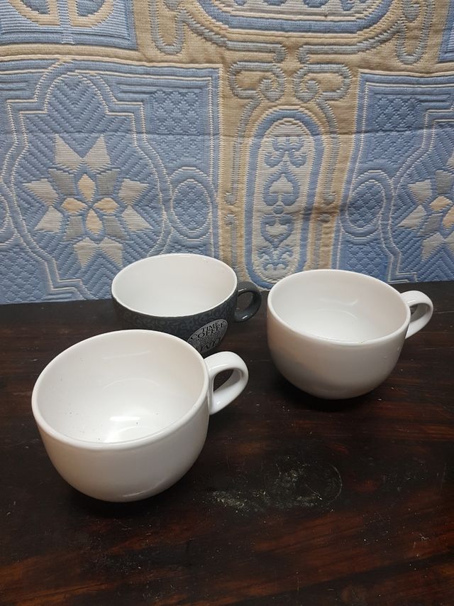 Tre tazze grandi. Per caffè con latte