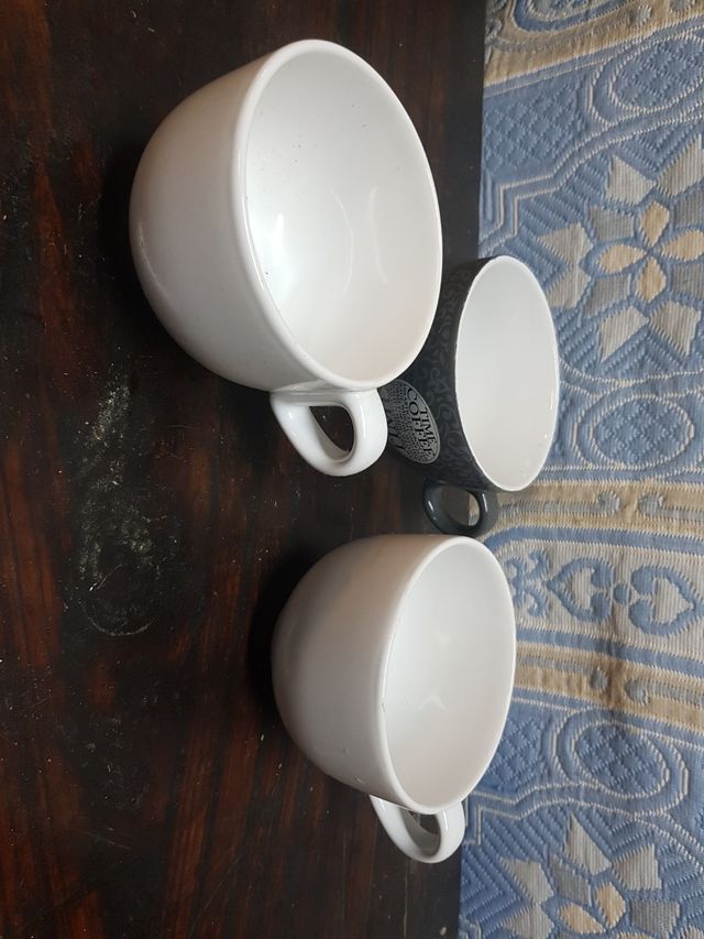 Tre tazze grandi. Per caffè con latte