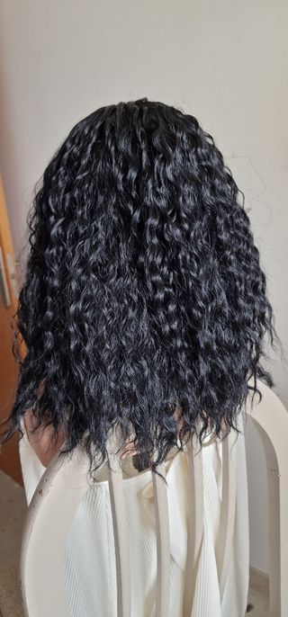 Peluca negra rizada 
