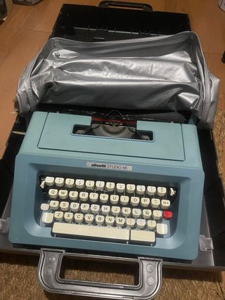 Maquina de escribir, con funda y maletin