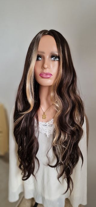 Peluca marrón con mechas rubias 