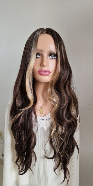 Peluca marrón con mechas rubias 