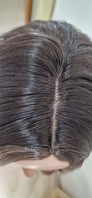 Peluca marrón con mechas rubias 