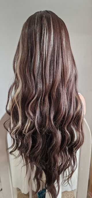 Peluca marrón con mechas rubias 
