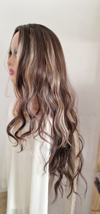 Peluca marrón con mechas rubias 
