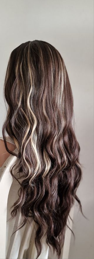 Peluca marrón con mechas rubias 