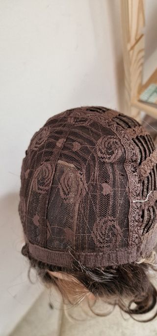 Peluca marrón con mechas rubias 
