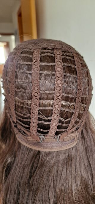 Peluca marrón con mechas rubias 