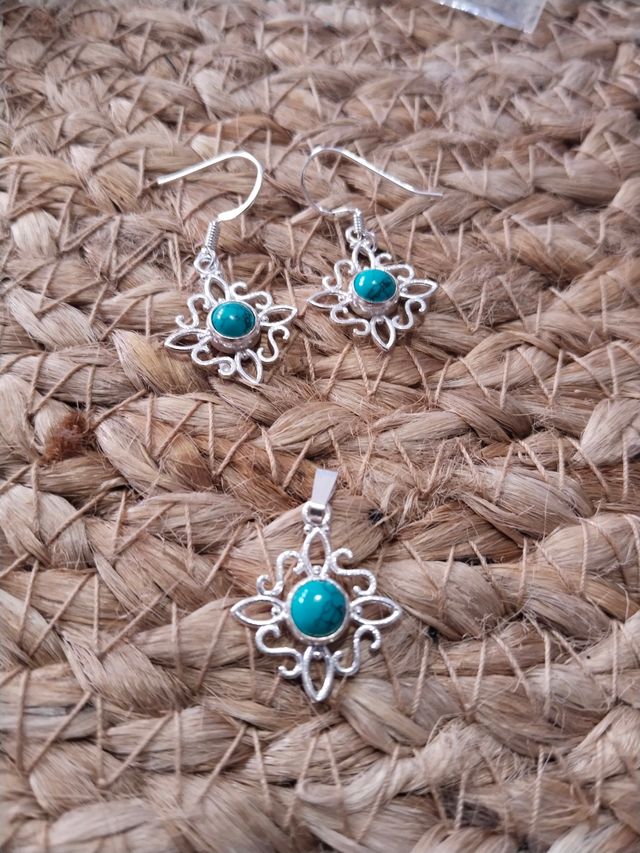 Nudo de plata y piedras