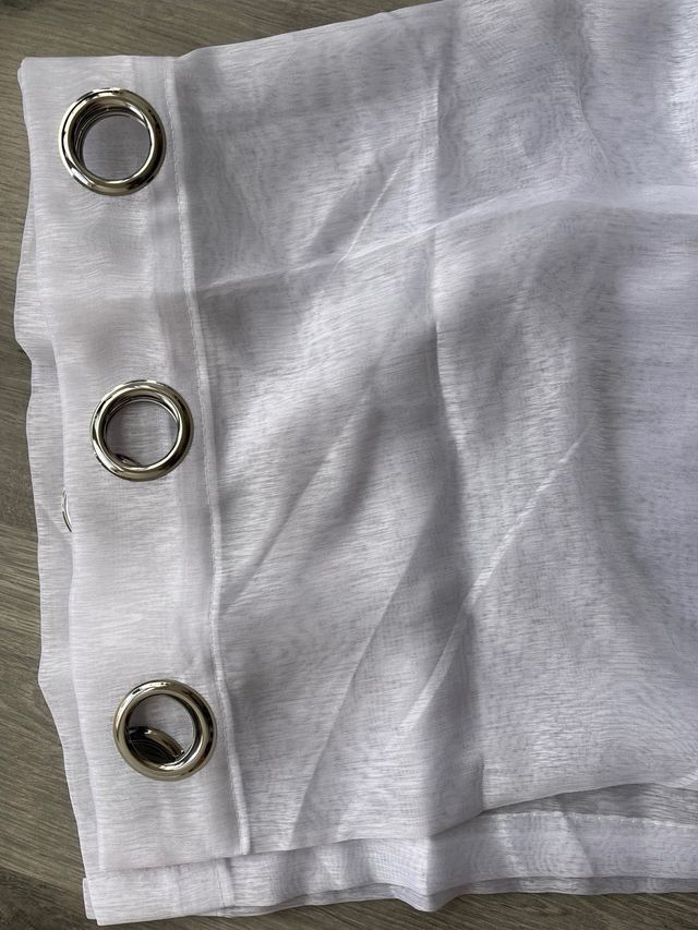 Cortina blanca con ollaos NUEVA