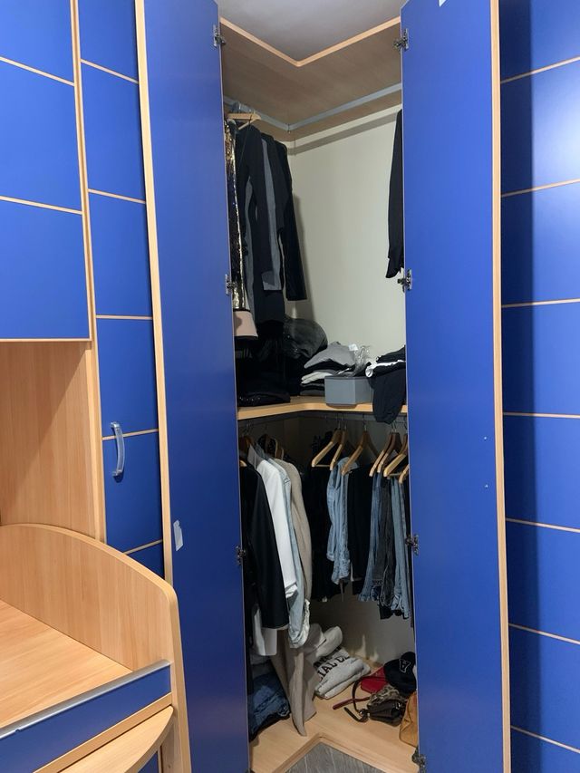 Cameretta con armadio a ponte e libreria