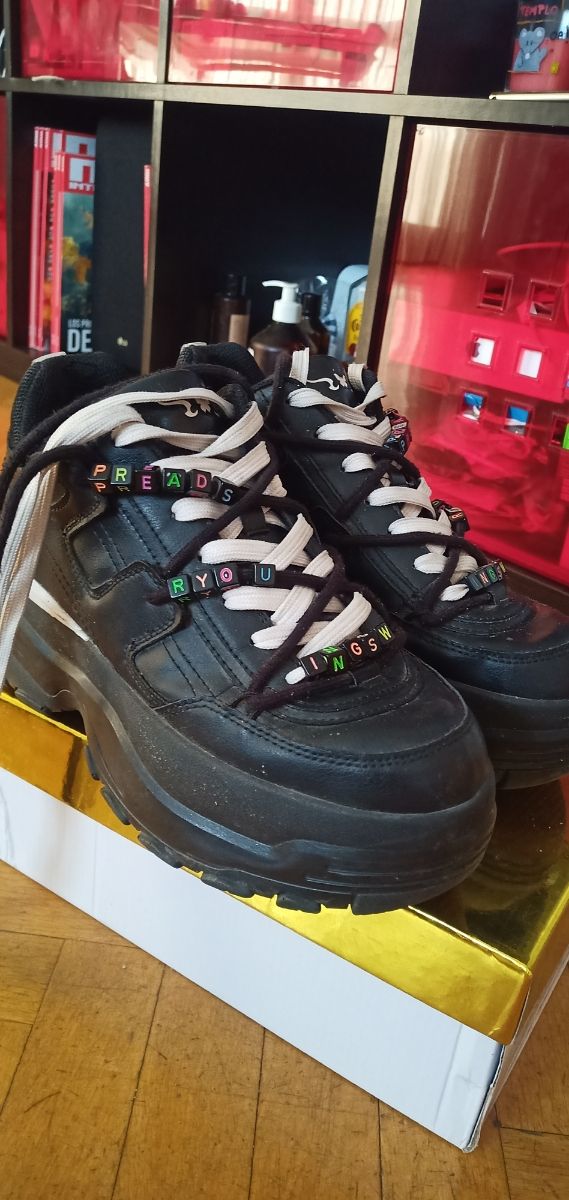 ZAPATILLAS CON PLATAFORMA Y ABALORIOS