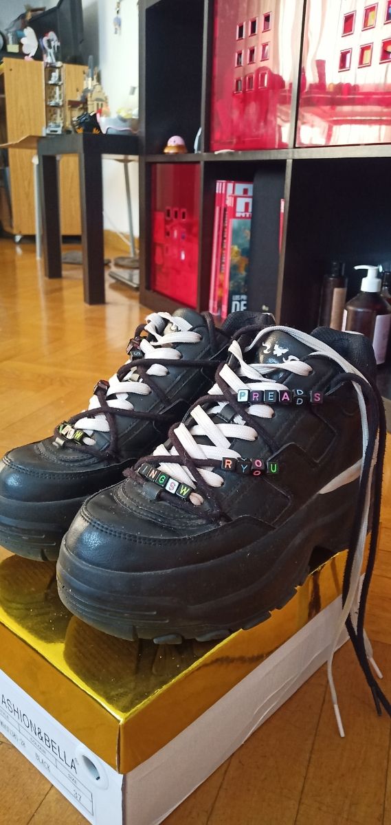 ZAPATILLAS CON PLATAFORMA Y ABALORIOS