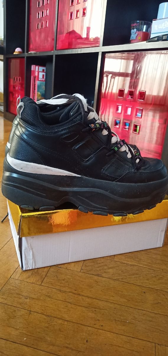 ZAPATILLAS CON PLATAFORMA Y ABALORIOS