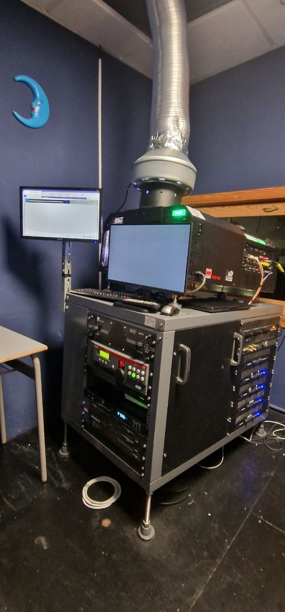 Proyector Barco Dp2k-10s + lente + servidor