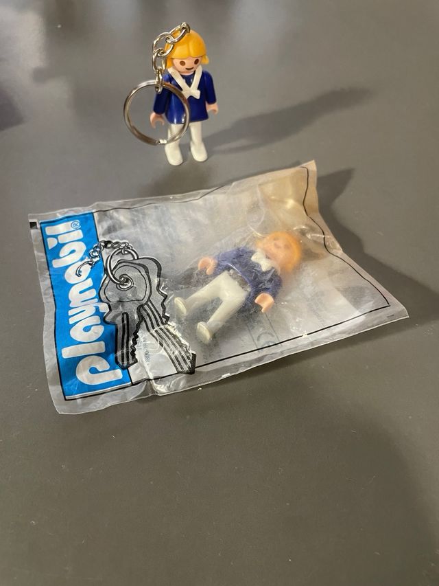 LLAVERO VINTAGE PLAYMOBIL NIÑA CON SU ANAGRAMA