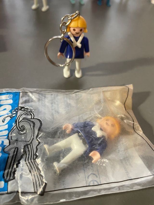 LLAVERO VINTAGE PLAYMOBIL NIÑA CON SU ANAGRAMA