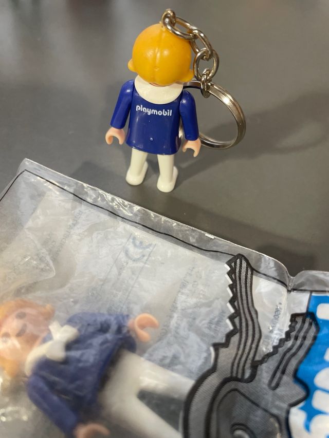 LLAVERO VINTAGE PLAYMOBIL NIÑA CON SU ANAGRAMA
