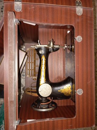 Maquina de coser antigua ..
