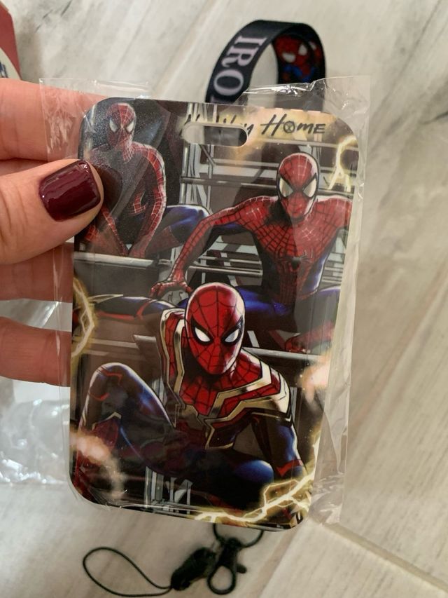 Mini Puzzle avengers + porta badge spiderman