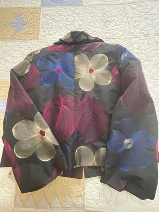 Chaqueta corta estampada sin estrenar