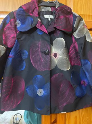Chaqueta corta estampada sin estrenar