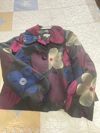 Chaqueta corta estampada sin estrenar