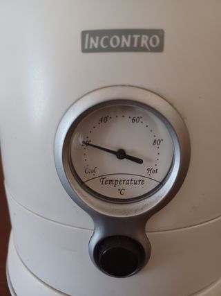 Bollitore elettrico di colore bianco