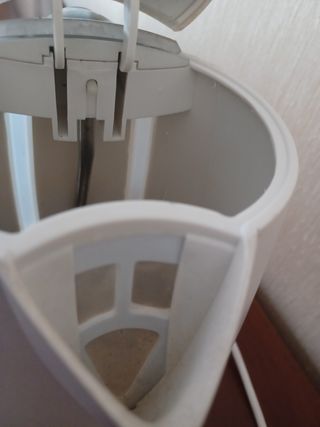 Bollitore elettrico di colore bianco